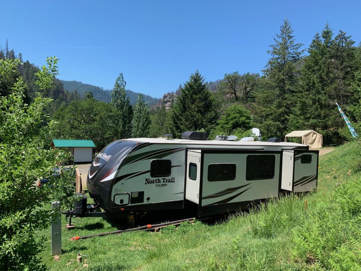 Umpqua'S Last Resort - Wilderness Cabins, Rv Park & Glamping Idleyld Park ภายนอก รูปภาพ