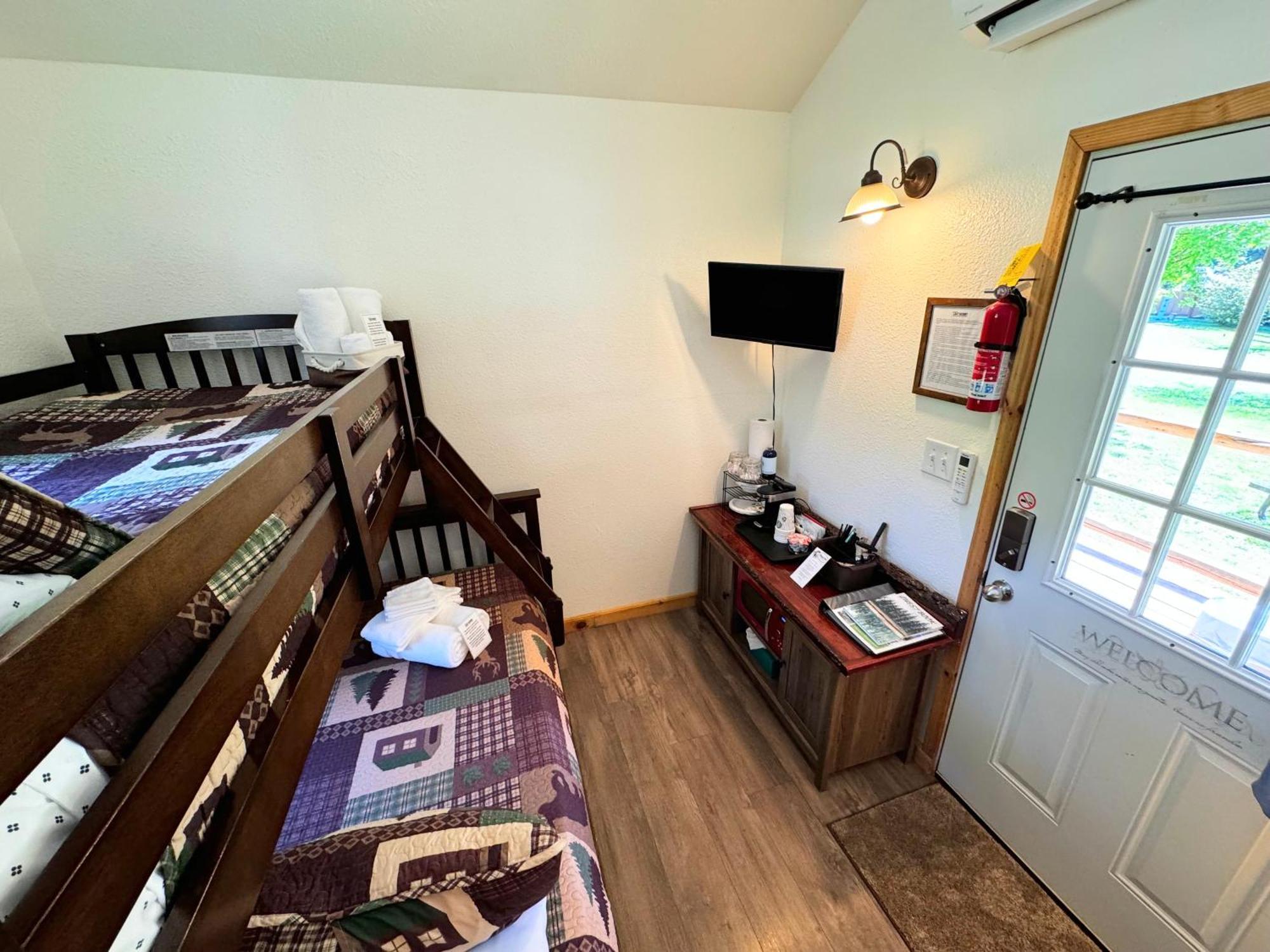 Umpqua'S Last Resort - Wilderness Cabins, Rv Park & Glamping Idleyld Park ภายนอก รูปภาพ